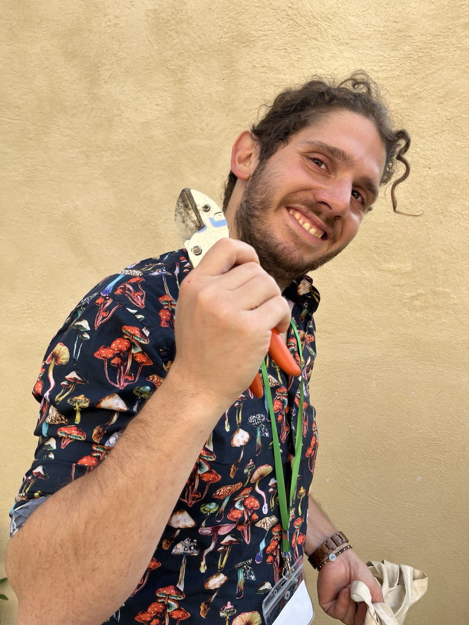Gabriele, il proprietario del sito, sorridente con una cesoia in mano
